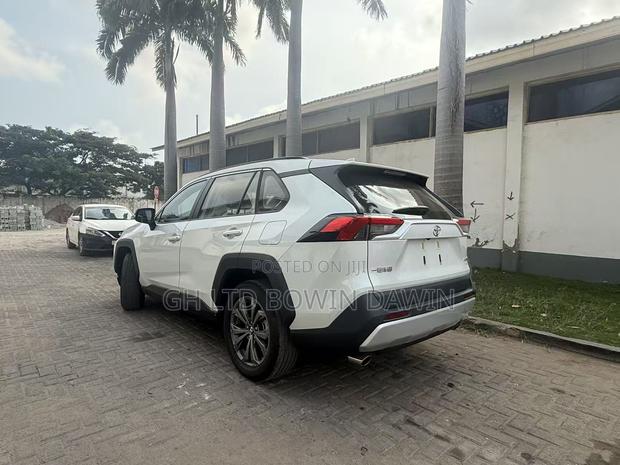 New Toyota RAV4 XLE 2025 White photo 3