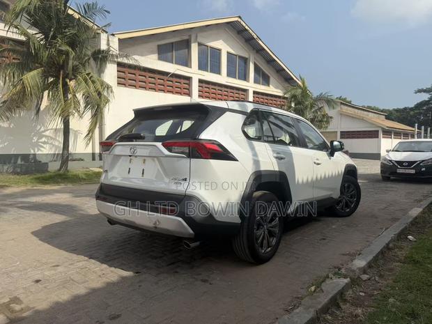 New Toyota RAV4 XLE 2025 White photo 6