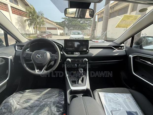 New Toyota RAV4 XLE 2025 White photo 4