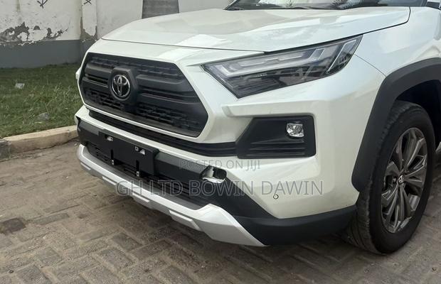 New Toyota RAV4 XLE 2025 White photo 7
