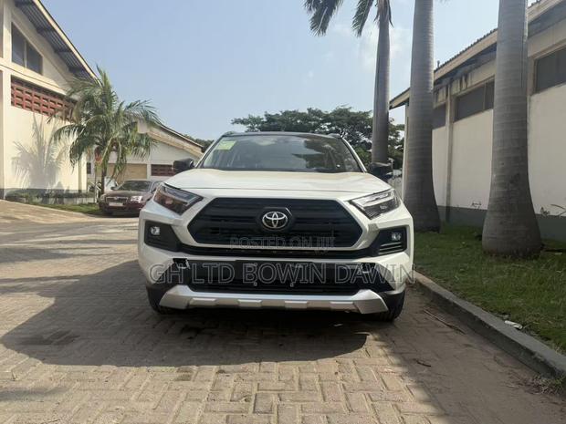 New Toyota RAV4 XLE 2025 White photo 8