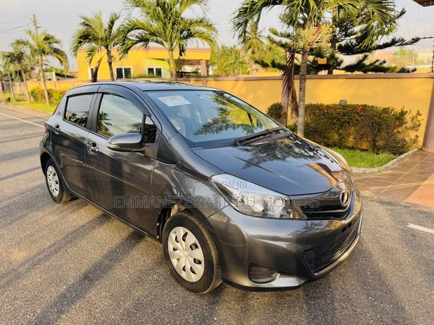 Toyota Vitz 1.3 FWD 5dr 2013 Gray photo 2
