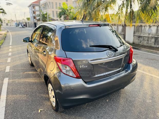 Toyota Vitz 1.3 FWD 5dr 2013 Gray photo 7