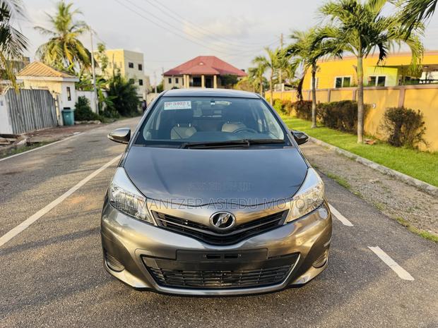 Toyota Vitz 1.3 FWD 5dr 2013 Gray