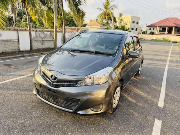 Toyota Vitz 1.3 FWD 5dr 2013 Gray photo 3