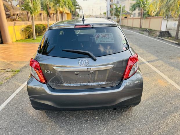 Toyota Vitz 1.3 FWD 5dr 2013 Gray photo 5