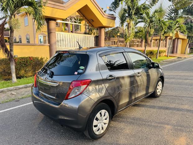 Toyota Vitz 1.3 FWD 5dr 2013 Gray photo 6
