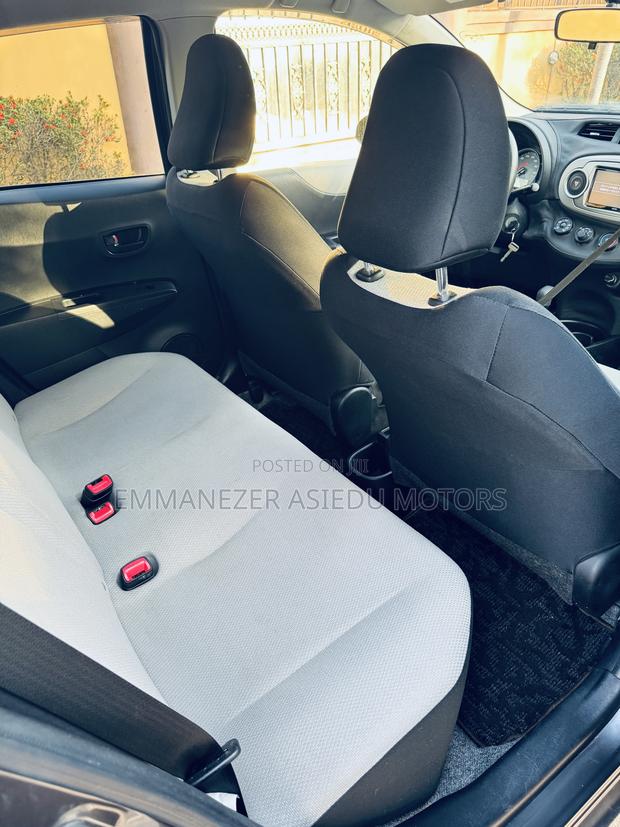 Toyota Vitz 1.3 FWD 5dr 2013 Gray photo 8