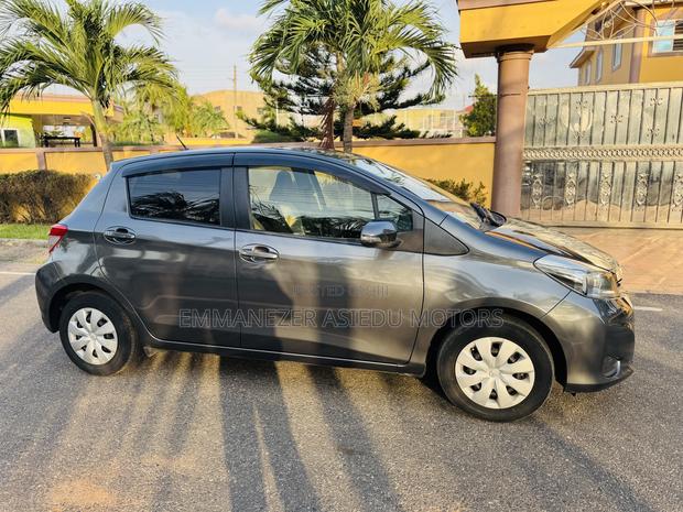 Toyota Vitz 1.3 FWD 5dr 2013 Gray photo 4