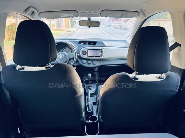 Toyota Vitz 1.3 FWD 5dr 2013 Gray photo 12