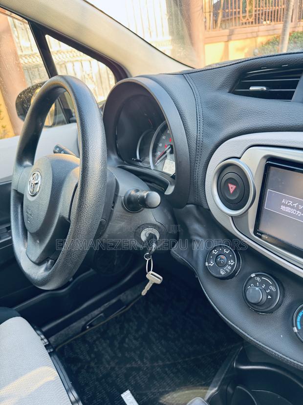 Toyota Vitz 1.3 FWD 5dr 2013 Gray photo 11
