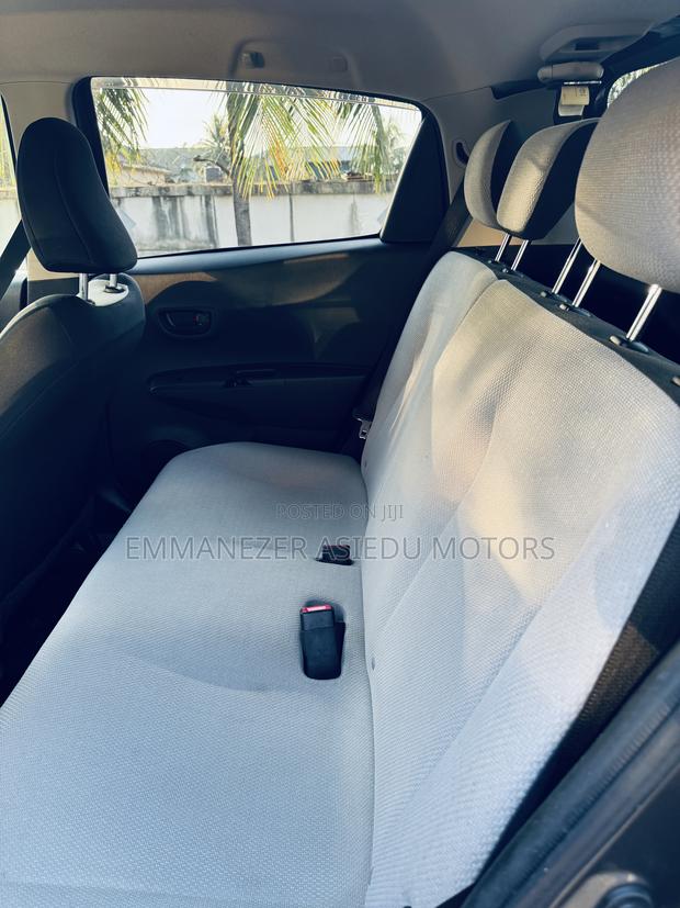 Toyota Vitz 1.3 FWD 5dr 2013 Gray photo 13