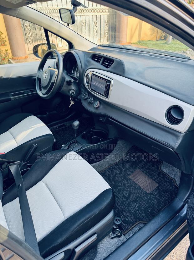 Toyota Vitz 1.3 FWD 5dr 2013 Gray photo 10