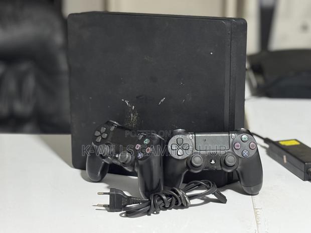 Ps4 Slim With 2 Controllers Jailbroken With Games of Ur Choice photo 2