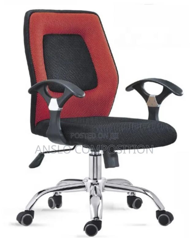 Reddish Swivel Chair · Photo 3