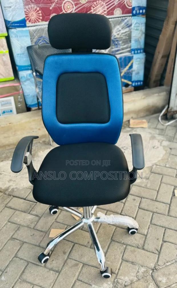 Reddish Swivel Chair · Photo 4