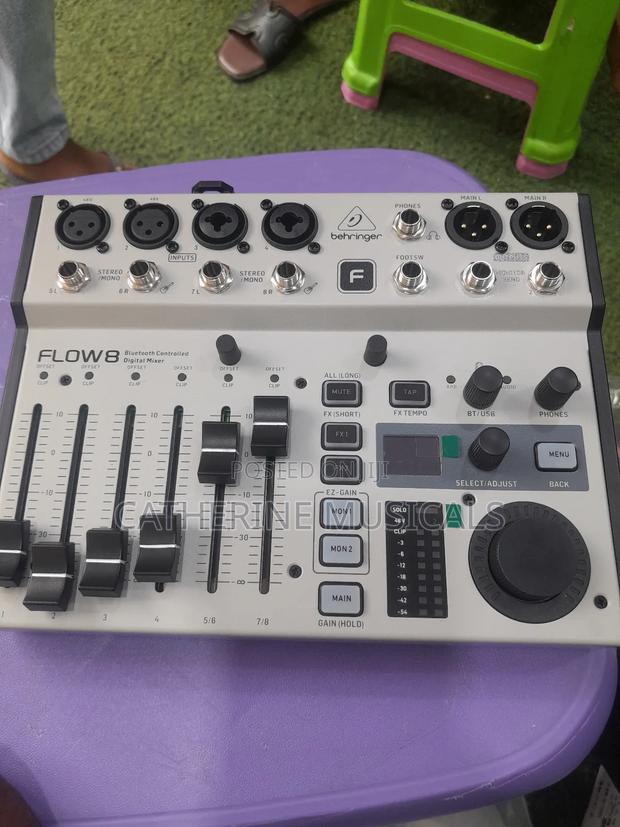 Flow 8 Digital Mixer · Photo 3