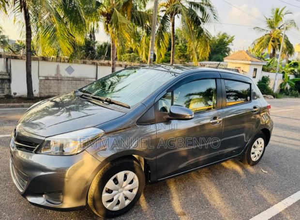 Toyota Vitz 1.3 FWD 5dr 2013 Silver