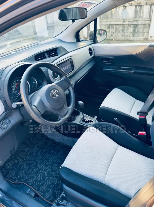 Toyota Vitz 1.3 FWD 5dr 2013 Silver