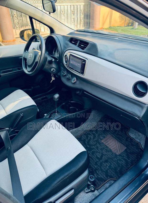 Toyota Vitz 1.3 FWD 5dr 2013 Silver