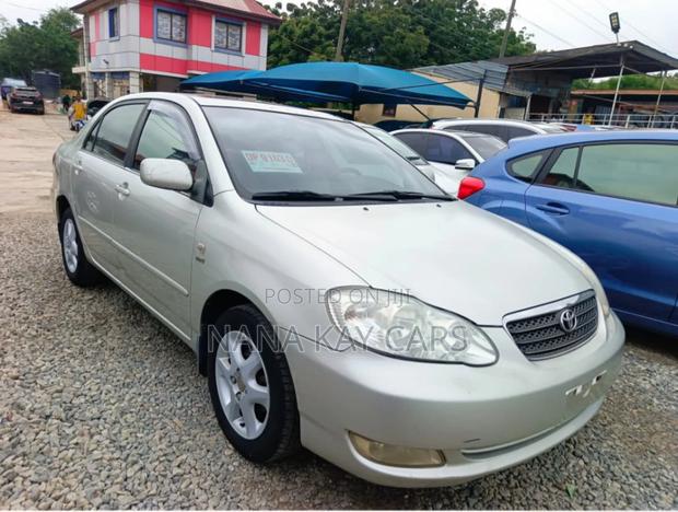 Toyota Corolla LE 4dr Sedan (1.8L 4cyl 4A) 2010 Gold photo 3
