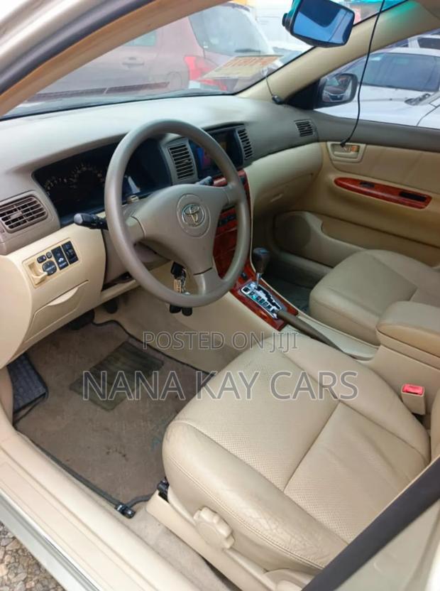 Toyota Corolla LE 4dr Sedan (1.8L 4cyl 4A) 2010 Gold photo 5
