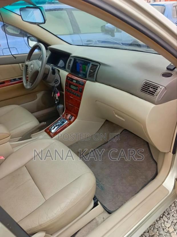 Toyota Corolla LE 4dr Sedan (1.8L 4cyl 4A) 2010 Gold photo 6