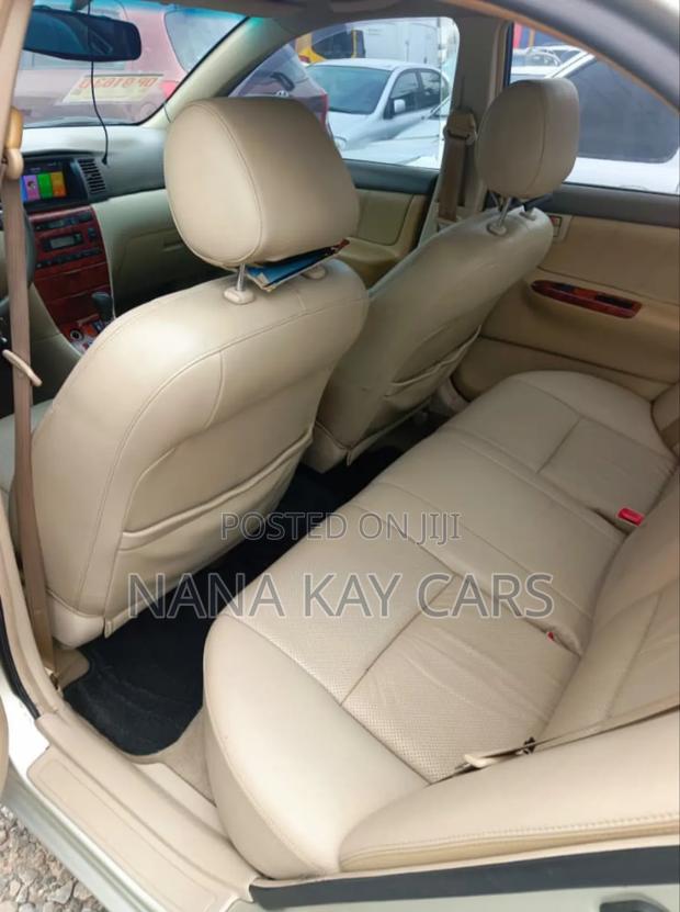 Toyota Corolla LE 4dr Sedan (1.8L 4cyl 4A) 2010 Gold photo 8
