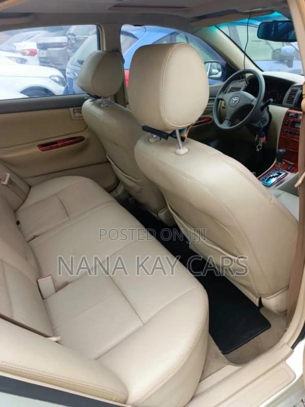 Toyota Corolla LE 4dr Sedan (1.8L 4cyl 4A) 2010 Gold photo 9