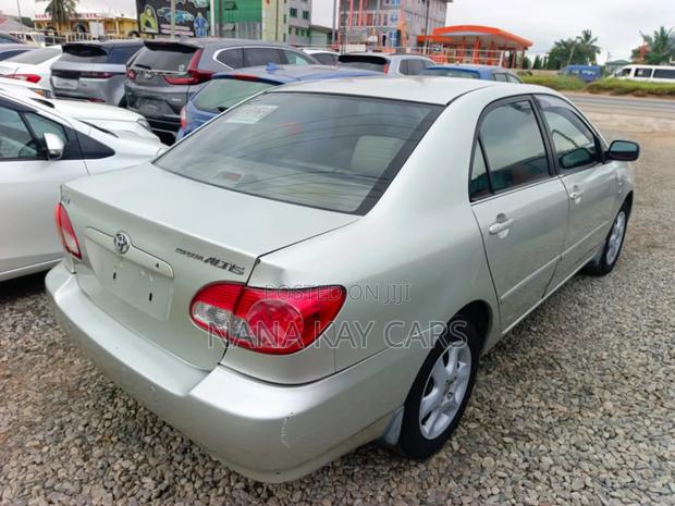 Toyota Corolla LE 4dr Sedan (1.8L 4cyl 4A) 2010 Gold photo 11