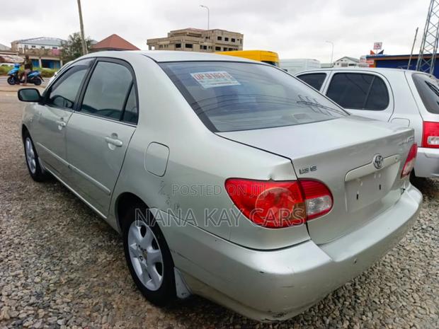Toyota Corolla LE 4dr Sedan (1.8L 4cyl 4A) 2010 Gold photo 12