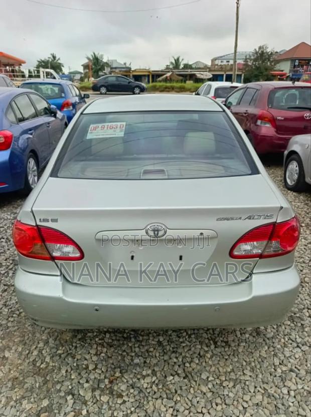 Toyota Corolla LE 4dr Sedan (1.8L 4cyl 4A) 2010 Gold photo 13