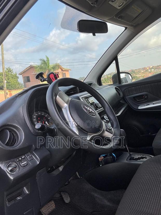 Toyota Vitz 1.3 AWD 5dr 2016 Black