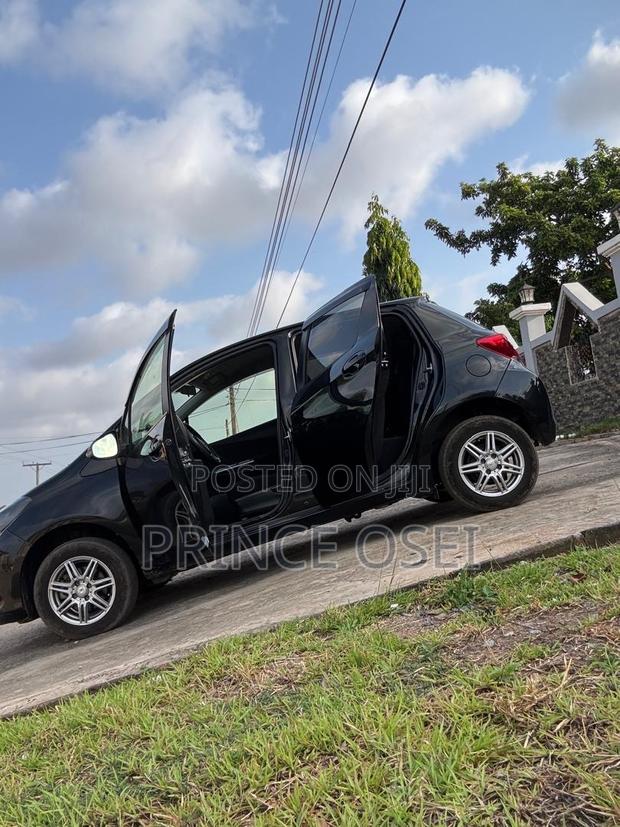 Toyota Vitz 1.3 AWD 5dr 2016 Black