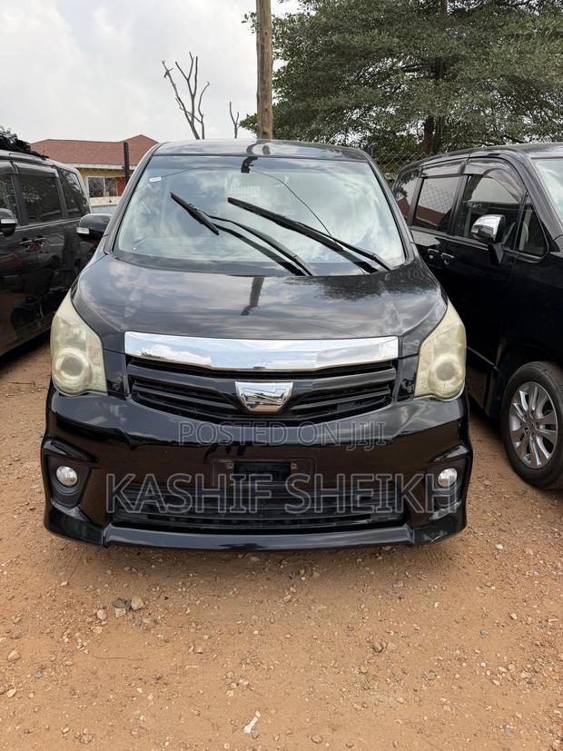 Toyota Noah 2.0 158hp FWD (8 Seater) 2011 Black