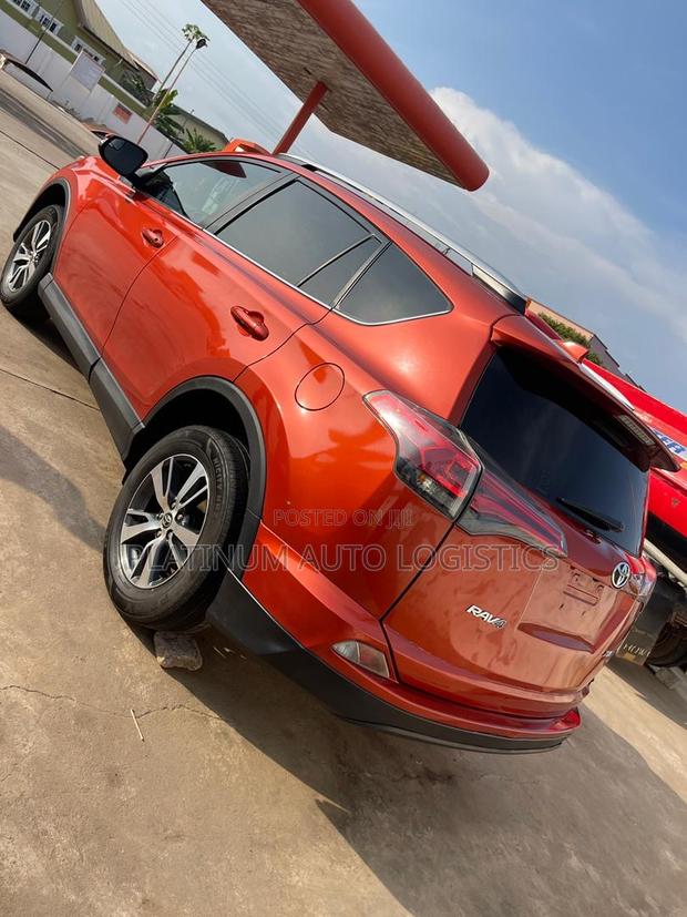 Toyota RAV4 XLE AWD (2.5L 4cyl 6A) 2017 Orange photo 3