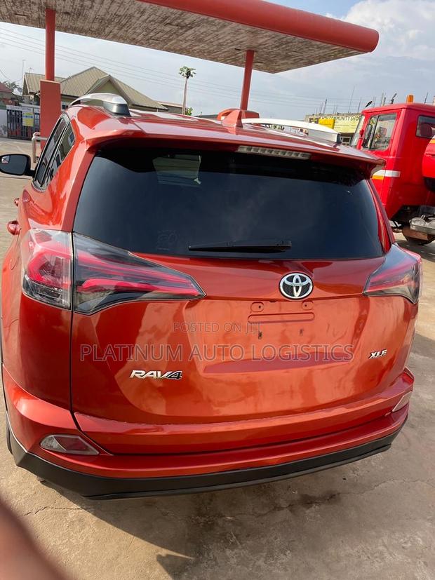 Toyota RAV4 XLE AWD (2.5L 4cyl 6A) 2017 Orange photo 4