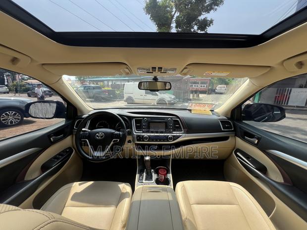 Toyota Highlander SE 4x4 V6 (3.5L 6cyl 8A) 2018 Black