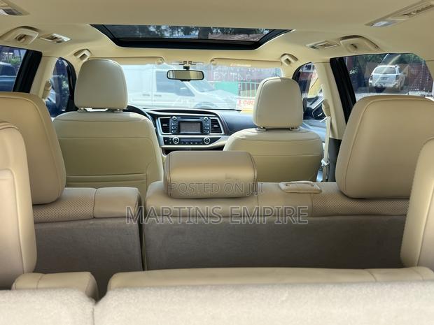 Toyota Highlander SE 4x4 V6 (3.5L 6cyl 8A) 2018 Black