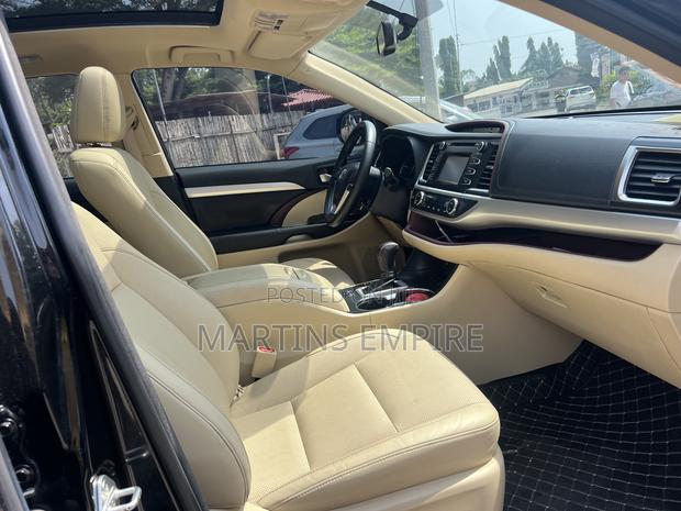 Toyota Highlander SE 4x4 V6 (3.5L 6cyl 8A) 2018 Black