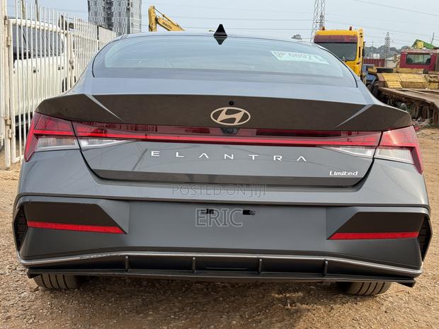 Hyundai Elantra Limited IVT 2025 Gray