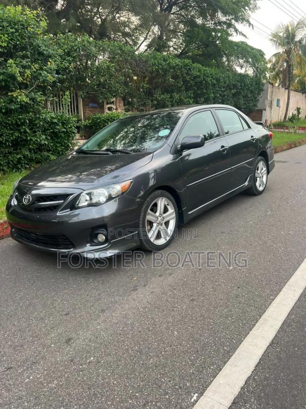 Toyota Corolla L 4dr Sedan (1.8L 4cyl 5M) 2013 Gray