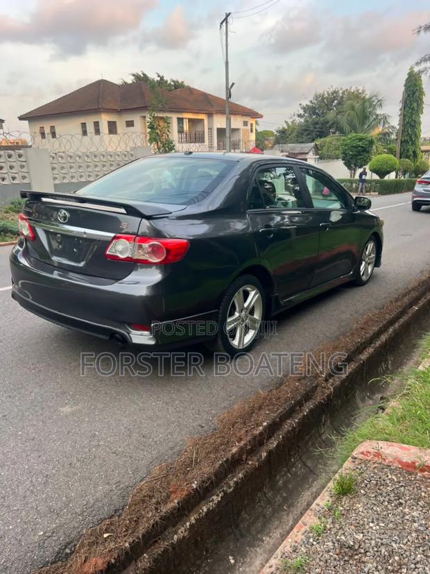Toyota Corolla L 4dr Sedan (1.8L 4cyl 5M) 2013 Gray