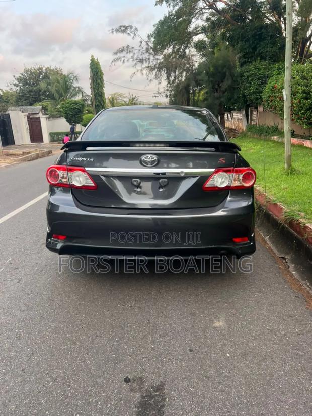 Toyota Corolla L 4dr Sedan (1.8L 4cyl 5M) 2013 Gray