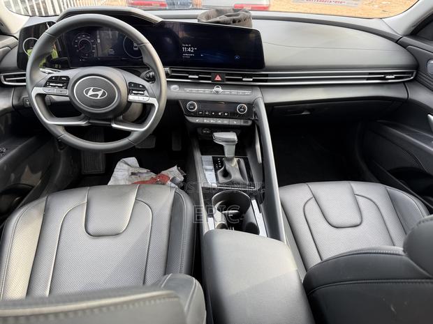 Hyundai Elantra Limited IVT 2025 Gray