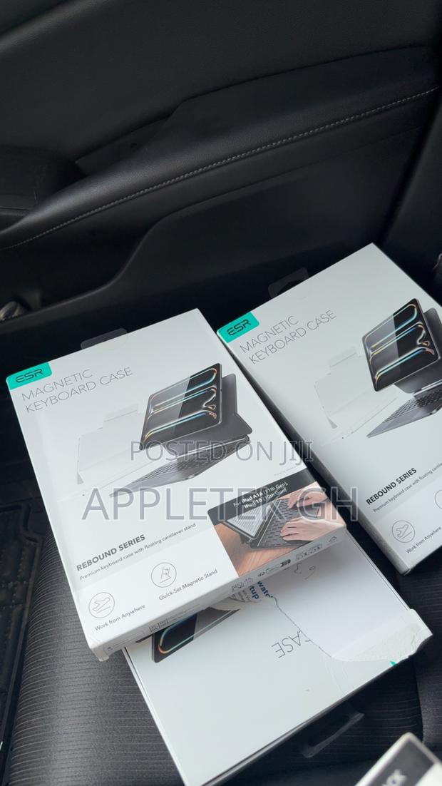 Esr Magnetic Keyboard for 10th Gen and 11th Gen · Photo 3