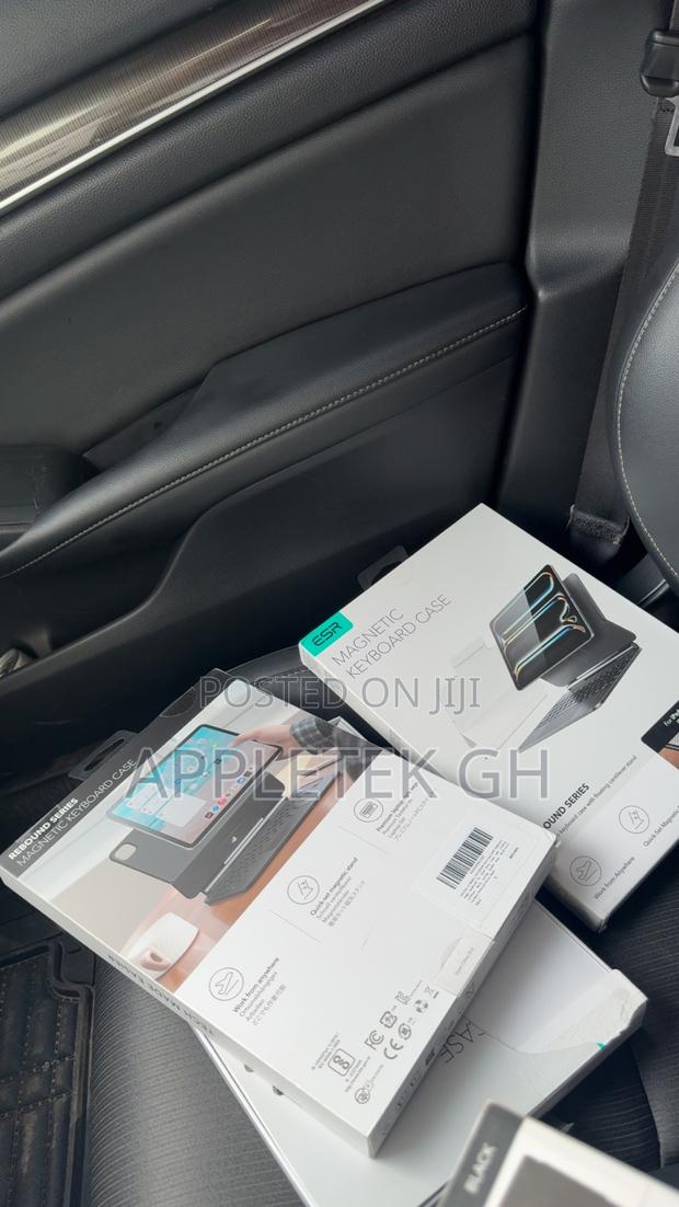 Esr Magnetic Keyboard for 10th Gen and 11th Gen · Photo 4