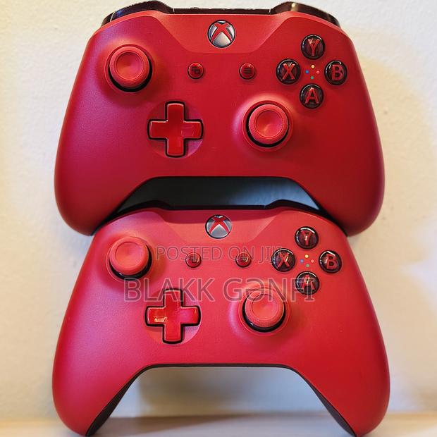 Xbox One S Red Controller · Photo 3