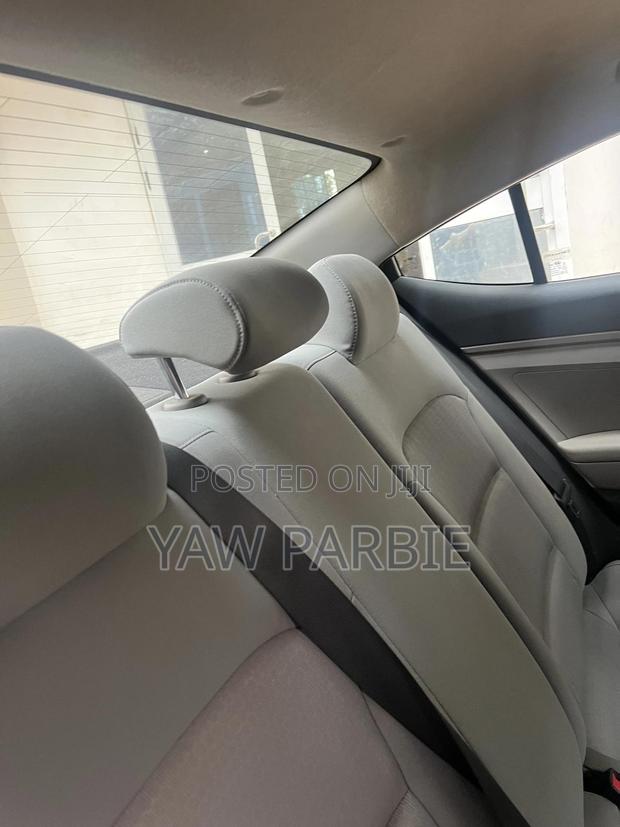 Hyundai Elantra SE Sedan FWD (2.0L 4cyl 6M) 2017 Gray