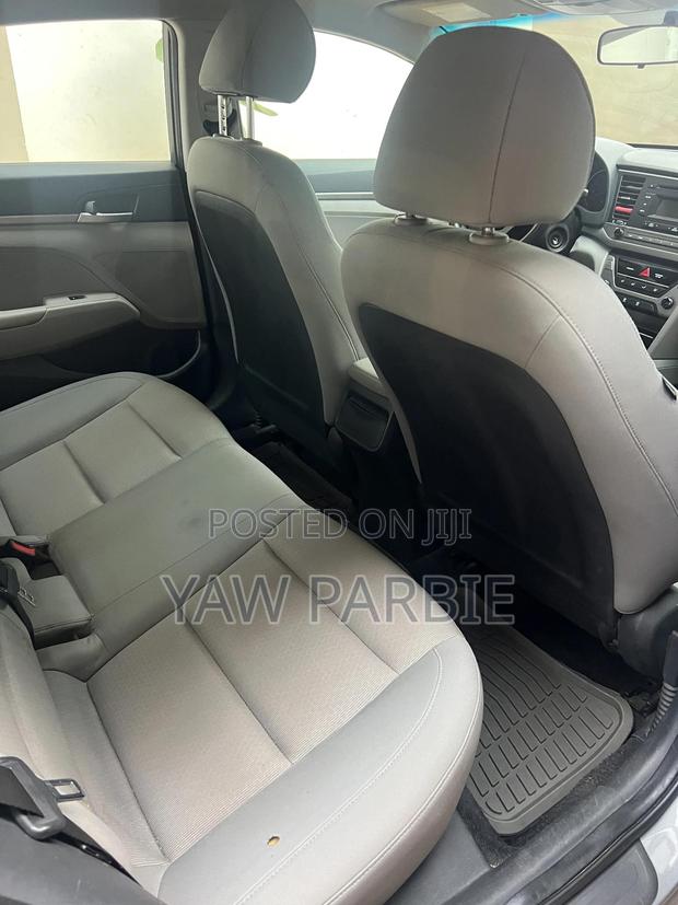 Hyundai Elantra SE Sedan FWD (2.0L 4cyl 6M) 2017 Gray